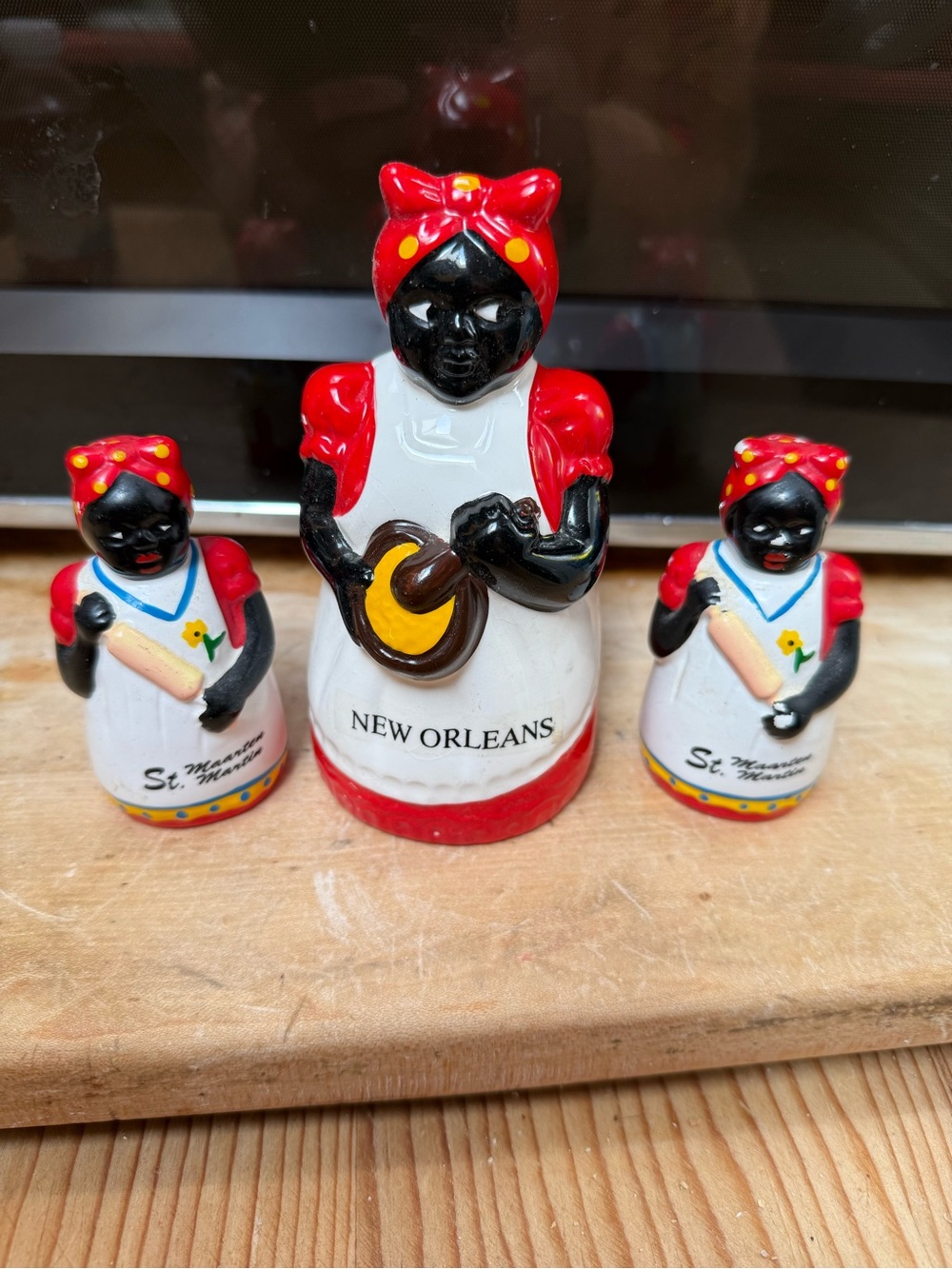 Vintage black Americana salt and pepper shakers and measuring spoon holder